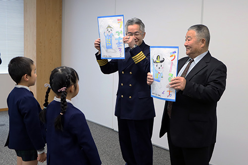 みすゞ保育園の園児から「うみまる」と「うーみん」の絵がお返しされました