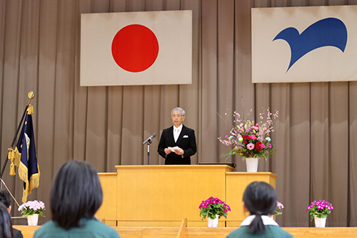 谷上校長先生が式辞を述べる様子