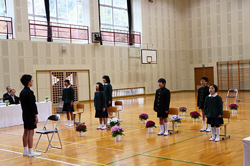 在校生とともに「旅立ちの日に」を合唱しました