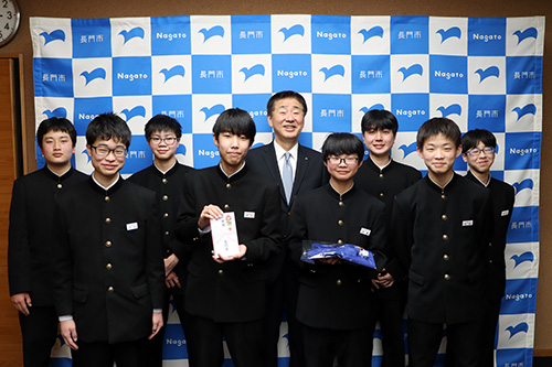 全国大会に出場する仙崎中学校卓球部8名