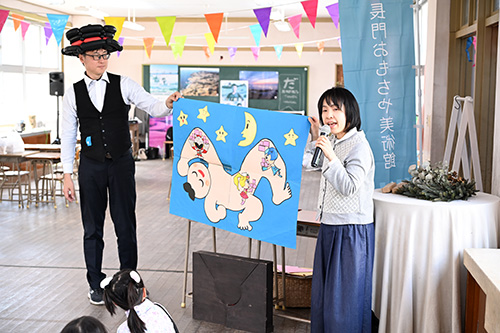 食育に関する紙芝居を行う食育指導士の西本さん