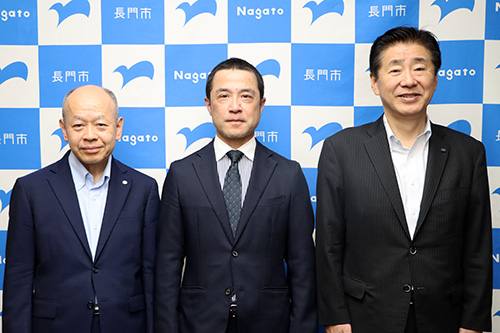 中村敏行隊員が、江原市長に退任のあいさつをしました
