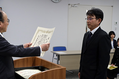 伊藤教育長から一人一人に授与されました