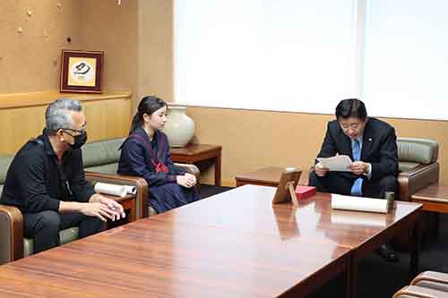 江原市長に上位入賞を報告