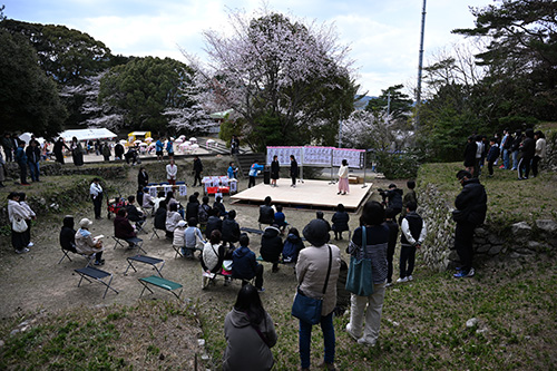 春会が赤崎神社楽桟敷で開催
