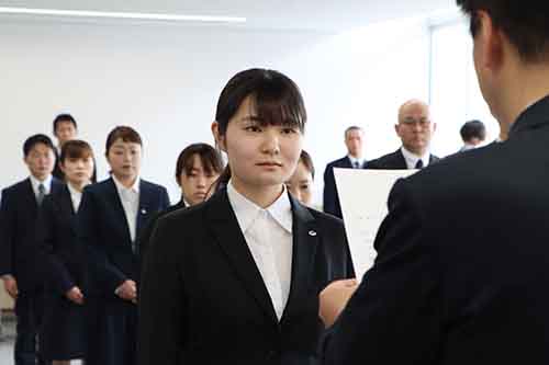 江原市長から職員一人ひとりに辞令交付が手渡された