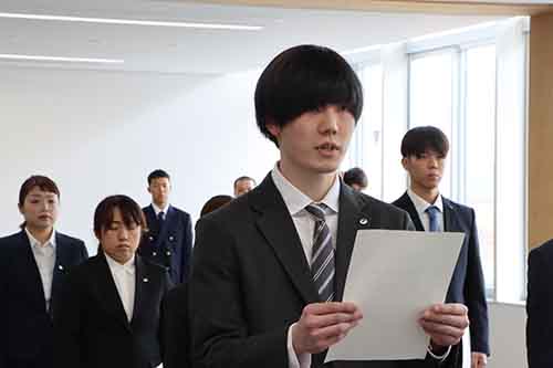 新規採用職員を代表して板村圭大さんが宣誓書を読み上げた
