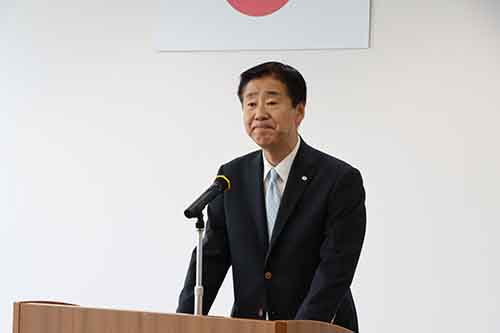 「市民の皆さまの幸せにつながる取り組みを」と訓示を述べる江原市長