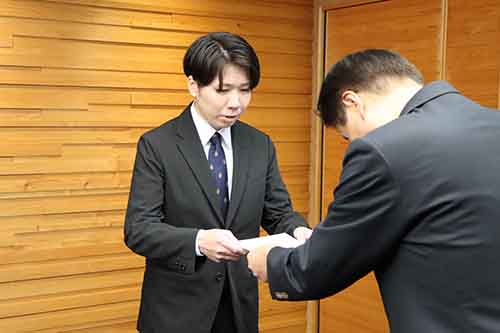 観光交流派遣職員として辞令を受けた藤瀬誉司さん