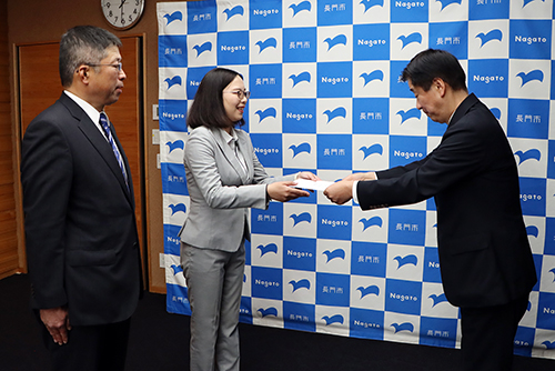 辞令を受け取る協力隊員