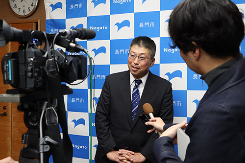 報道陣からの取材に答える田中隊員