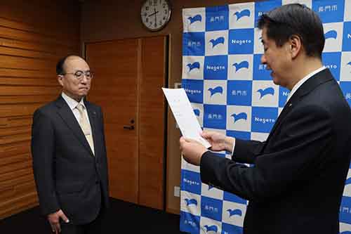 伊藤教育長に辞令が手渡された