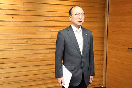 「人と人との信頼関係を大切にしたい」と抱負を語る伊藤教育長