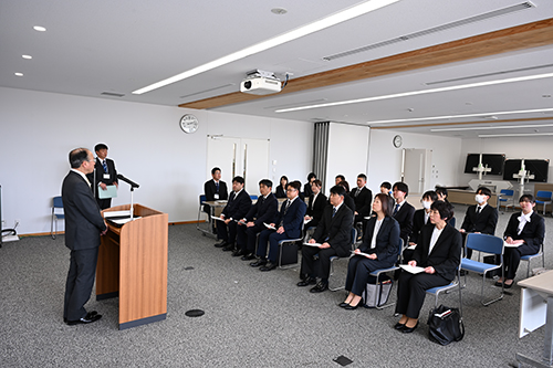 長門市新任管理職及び新規採用教職員、転入校長辞令交付式の様子