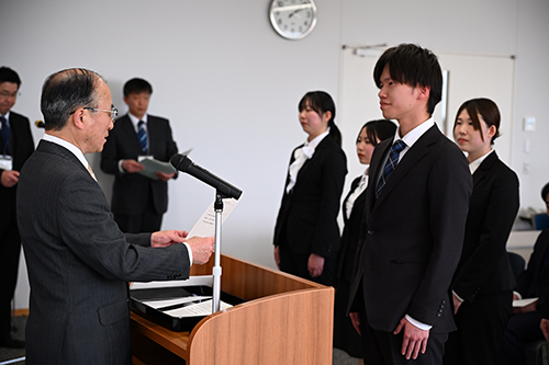 新規採用教職員へ辞令を交付する様子