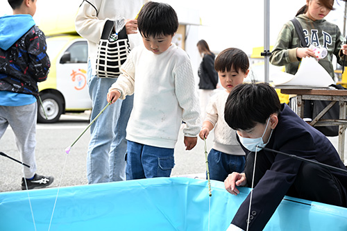 お菓子釣りに参加する子どもたちの様子
