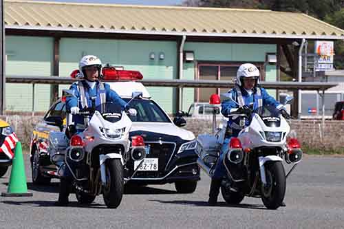 白バイを先導にパトカーなどが市内を巡回し交通安全を呼びかけた