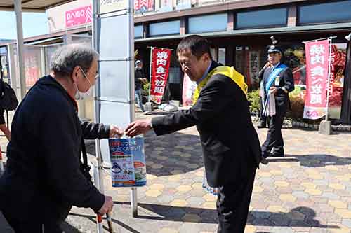 フジ長門店前で、交通安全啓発グッズを配布し交通安全を呼びかけた