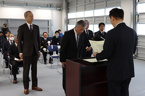 庁舎の設計・工事に携わった施工者へ感謝状が贈呈された