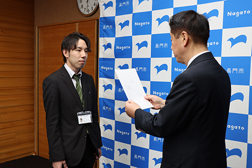 併任徴収職員としての辞令交付を受けた森勇紀主事