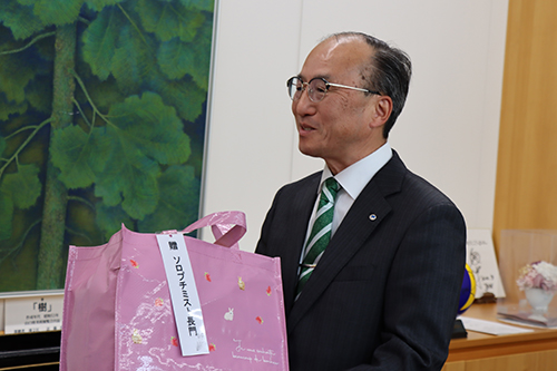 お礼を述べる伊藤教育長