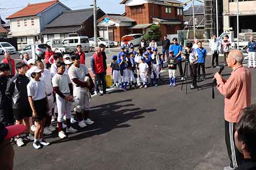 仙崎地区の住民や小中学生ら約100人が集まった