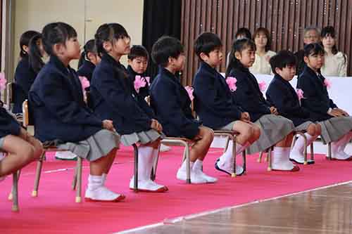 仙崎小学校、新一年生の式での様子