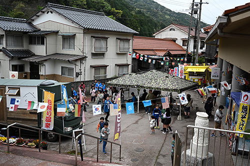 白猿の湯前の広場でも俵山温泉音頭を披露