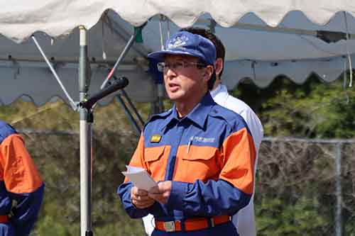 あいさつする長谷川消防団長