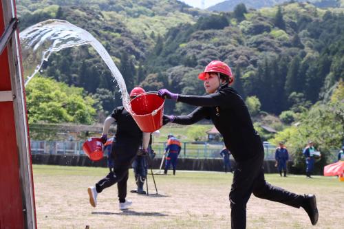水バケツで目標物をねらう