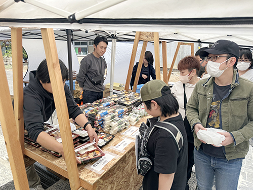 地元のお弁当やパンなど約500個が販売された