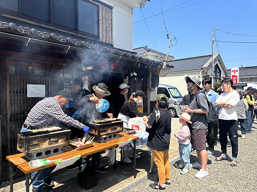 みすゞ通りでやきとりも販売された