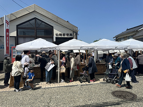さまざまな店舗のお弁当を購入するお客たち