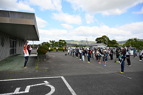 スタート前、体操する様子