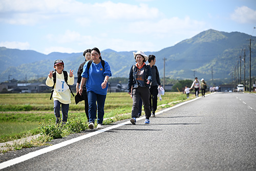 千畳敷を目指し、田園風景の中を歩く様子