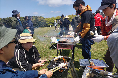 竹パンや焼き鳥を焼く様子