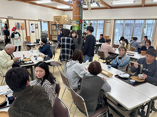しゃくなげ園の見物も兼ねたお客さんで、店内は賑わった