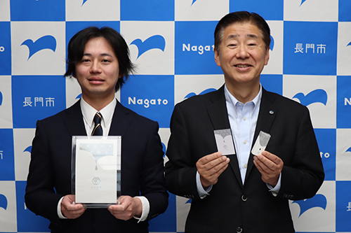 退任報告に訪れた伊藤隊員（写真左）