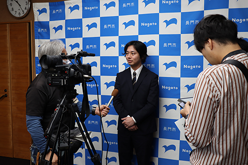 報道機関からの取材を受ける伊藤隊員