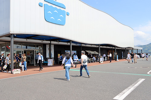 多くのお客さんで賑わう道の駅センザキッチン