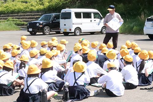 深川小学校児童が鮎の説明を受ける様子