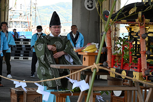 市場で神事が執り行われる様子