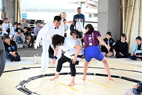 復活開催された女尻相撲の様子