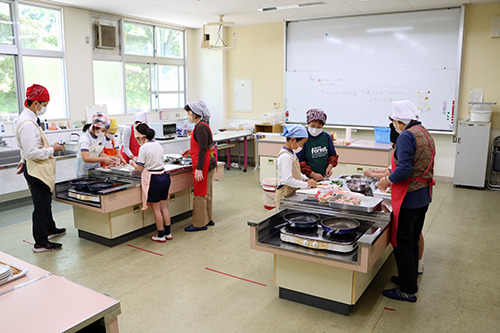 俵山小学校でタケノコ料理教室が行われました