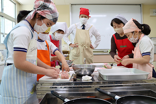タケノコを豚肉に巻く様子