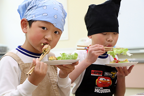 自分たちで作ったピカタを食べる様子
