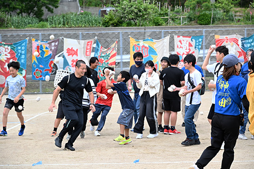 地域の人による玉入れ