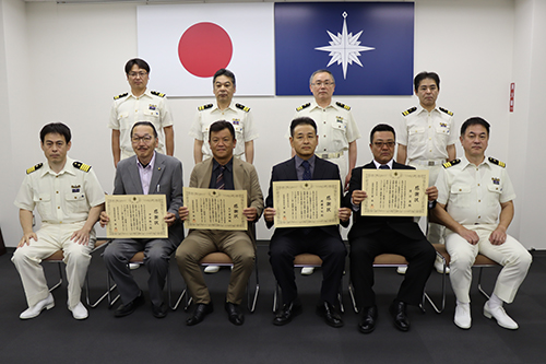 行方不明者2人を救助した功績を表彰