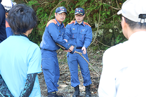 応急手当について指導する隊員