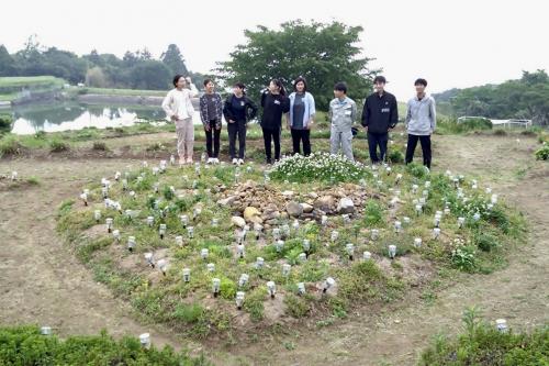 山口大学サークルのメンバー8人が棚田の花段を訪問